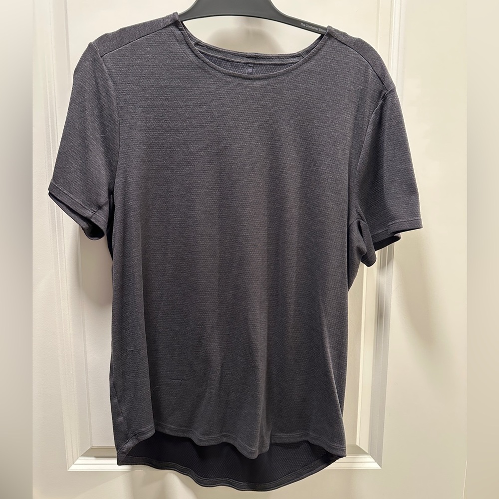 Lululemon Mens breathable shirt.
Old style Metal Vent Tech lightweight.